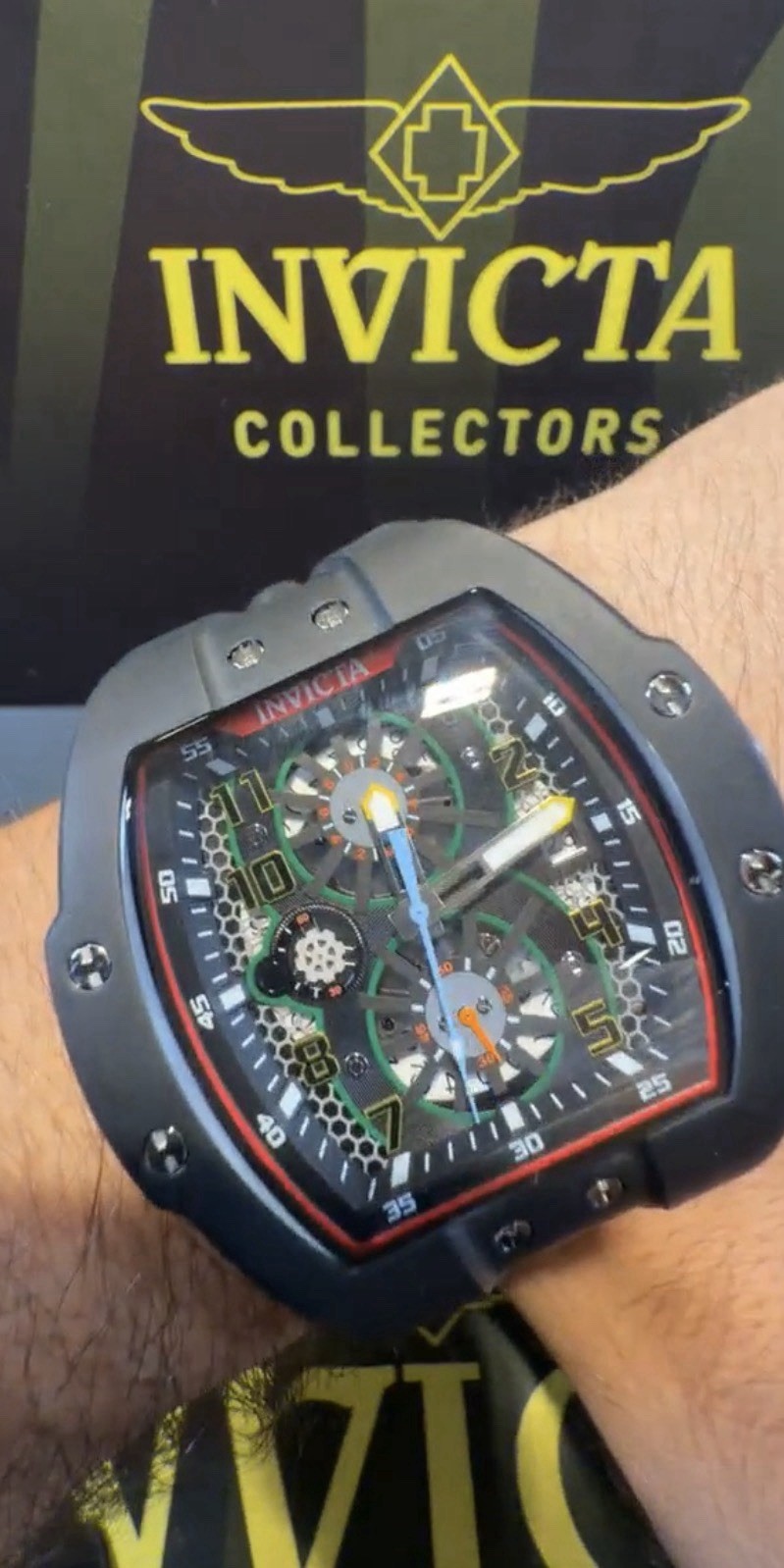 The Invicta 48027 men’s wristwatch features a striking black bezel and case