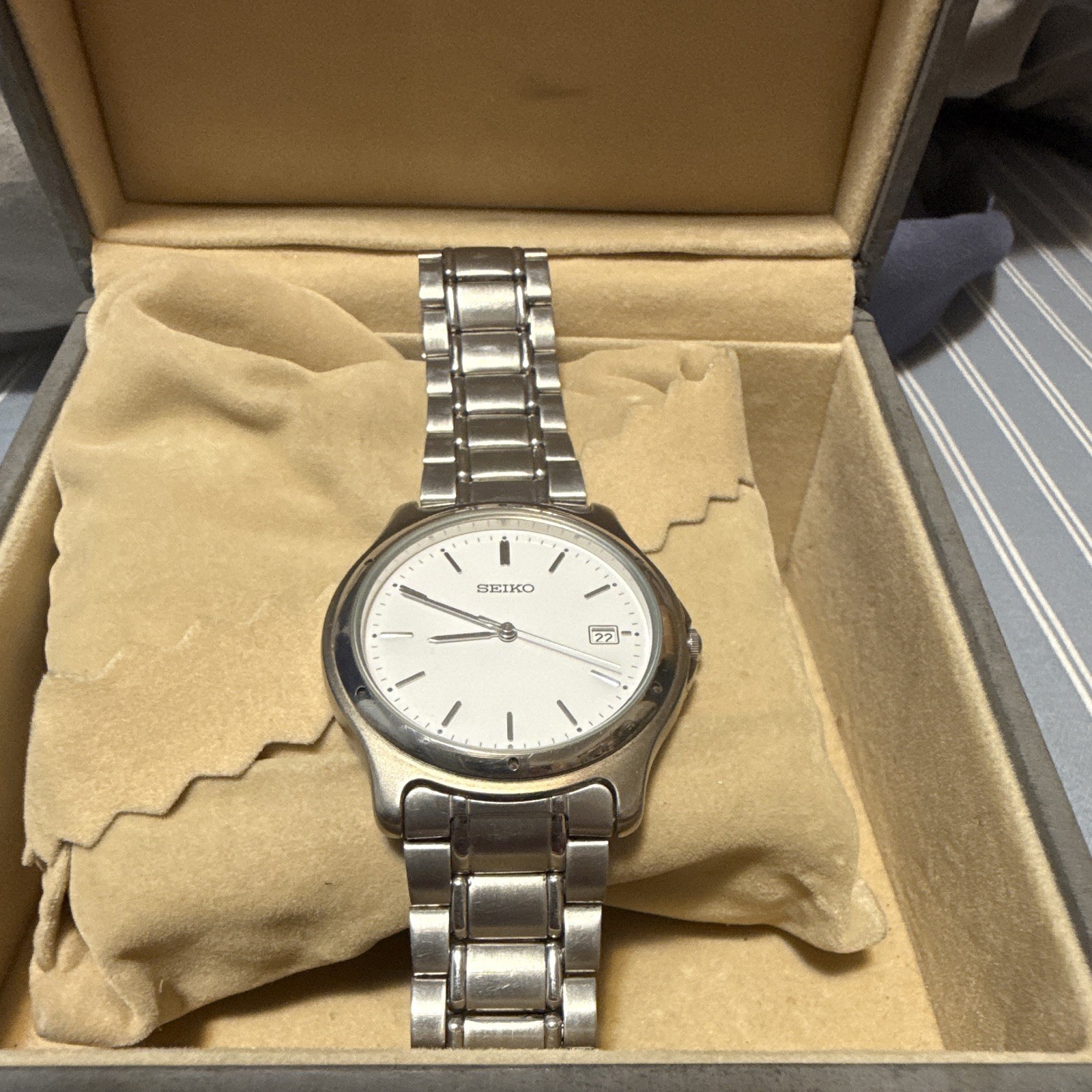 Seiko Quartz Date Men’s Wristwatch White Dial Silver Stainless Bracelet 33mm