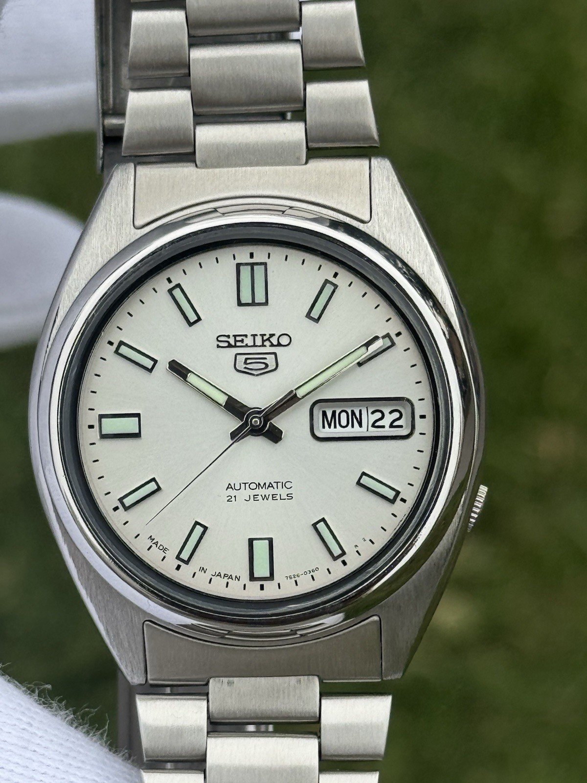 Vintage Seiko 5 Automatic 7S26 Mens Wrist Watch White Dial Day Date Japan 21J