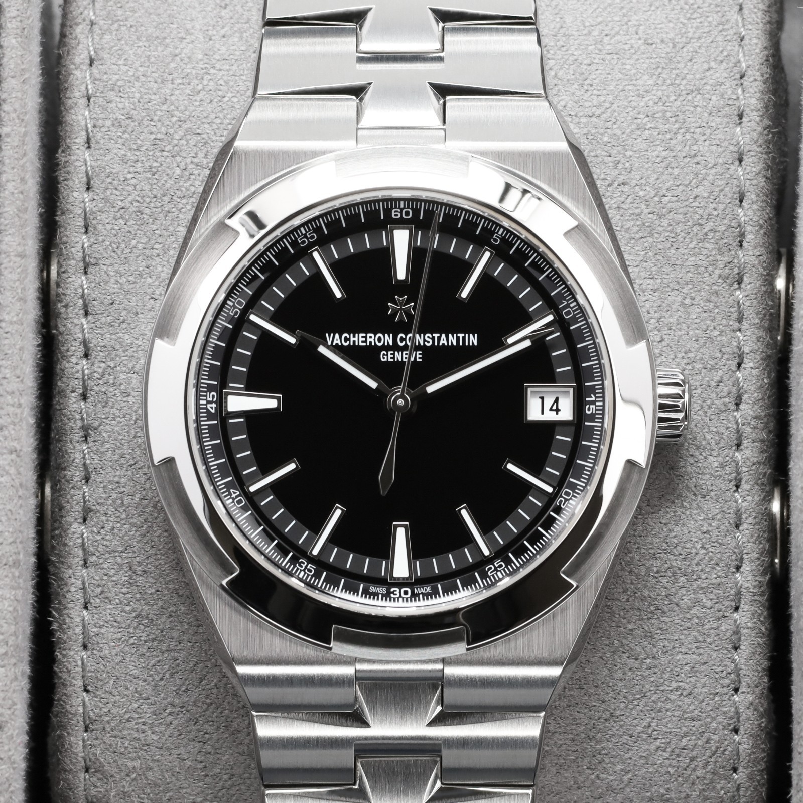 Vacheron Overseas 41mm 2025 Complete Steel Black Dial 4520V/210A-B483