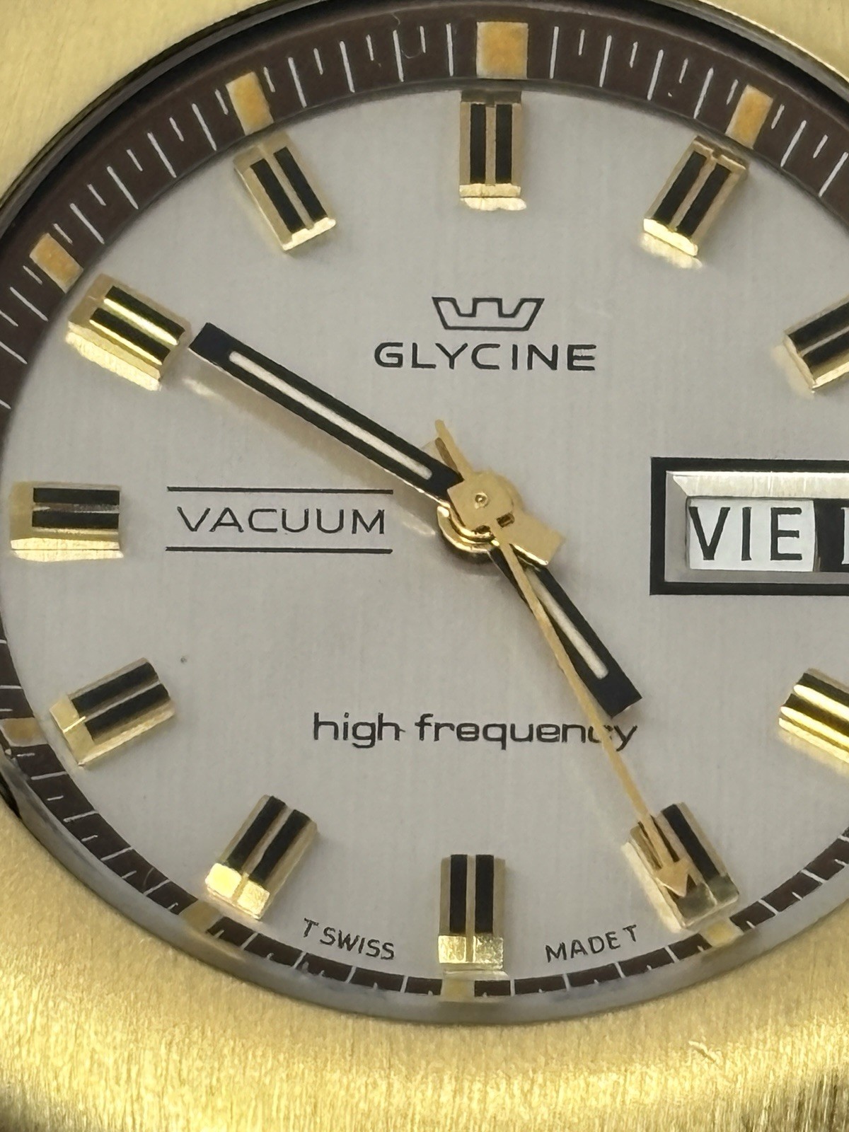 Vintage Glycine Vacuum Automatic Day/Date Cushion Watch – Gold Tone Gray Leather