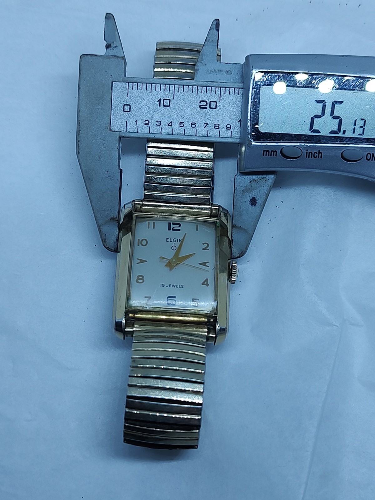 1944 Elgin 19j Rectangle Case Mens Wristwatch – Good Working Condition!