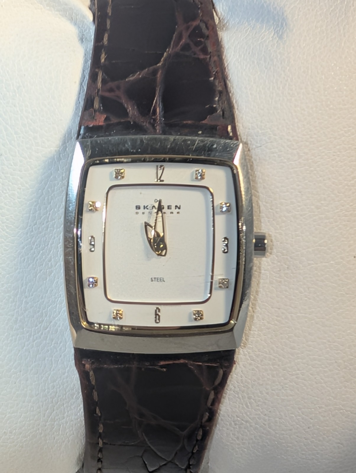 Skagen Denmark 380xSSLD4A Quartz, Needs battery Cream dial, Diamond indices