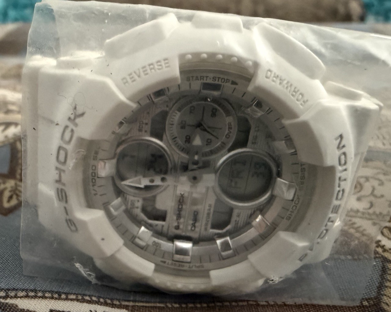 CASIO G-SHOCK Chrono Face Silver Dial White Rubber / Plastic MEN’S Unisex WATCH