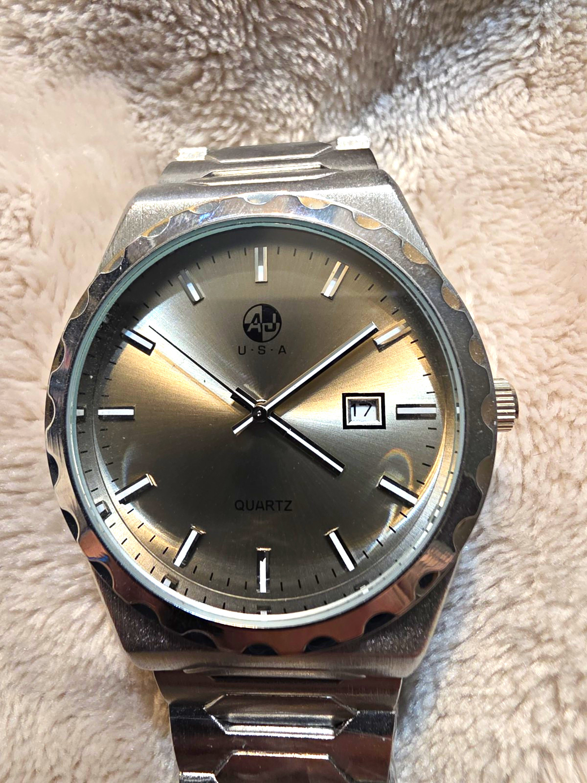 AU U.S.A Quartz Dress Watch Gray Sunburst Dial Date Silver Metal Bracelet