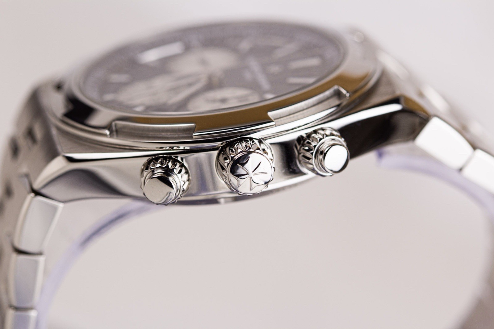 Vacheron Constantin Overseas Chrono “Reverse Panda” | Ref. 5520V/210A-B481 Mint