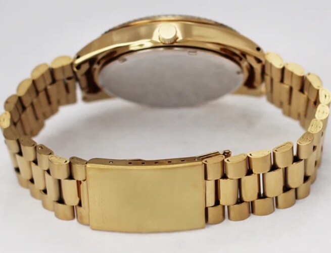Mens Fashionable Watch W/Metal Band & Day and Date