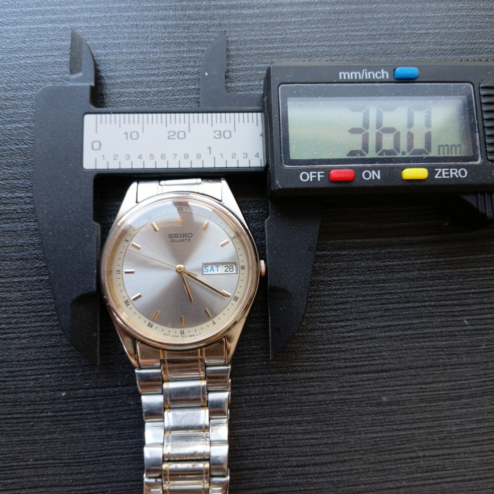 Vintage Seiko Quartz Day/Date Roman Num Japan Mens Watch
