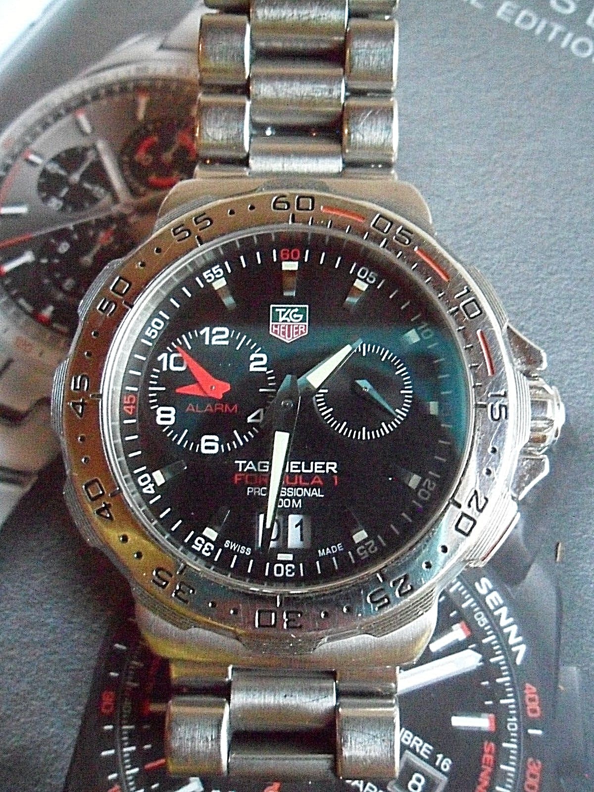 Men’s TAG Heuer Formula 1 200M Professional Swiss Quartz Diver’s Watch WAH111C