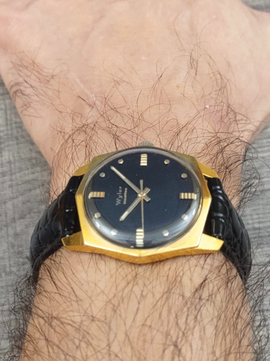 WYLER Incaflex -rare OCTAGON faceted Case- RARE Black GLOSS Dial – ETA 2354