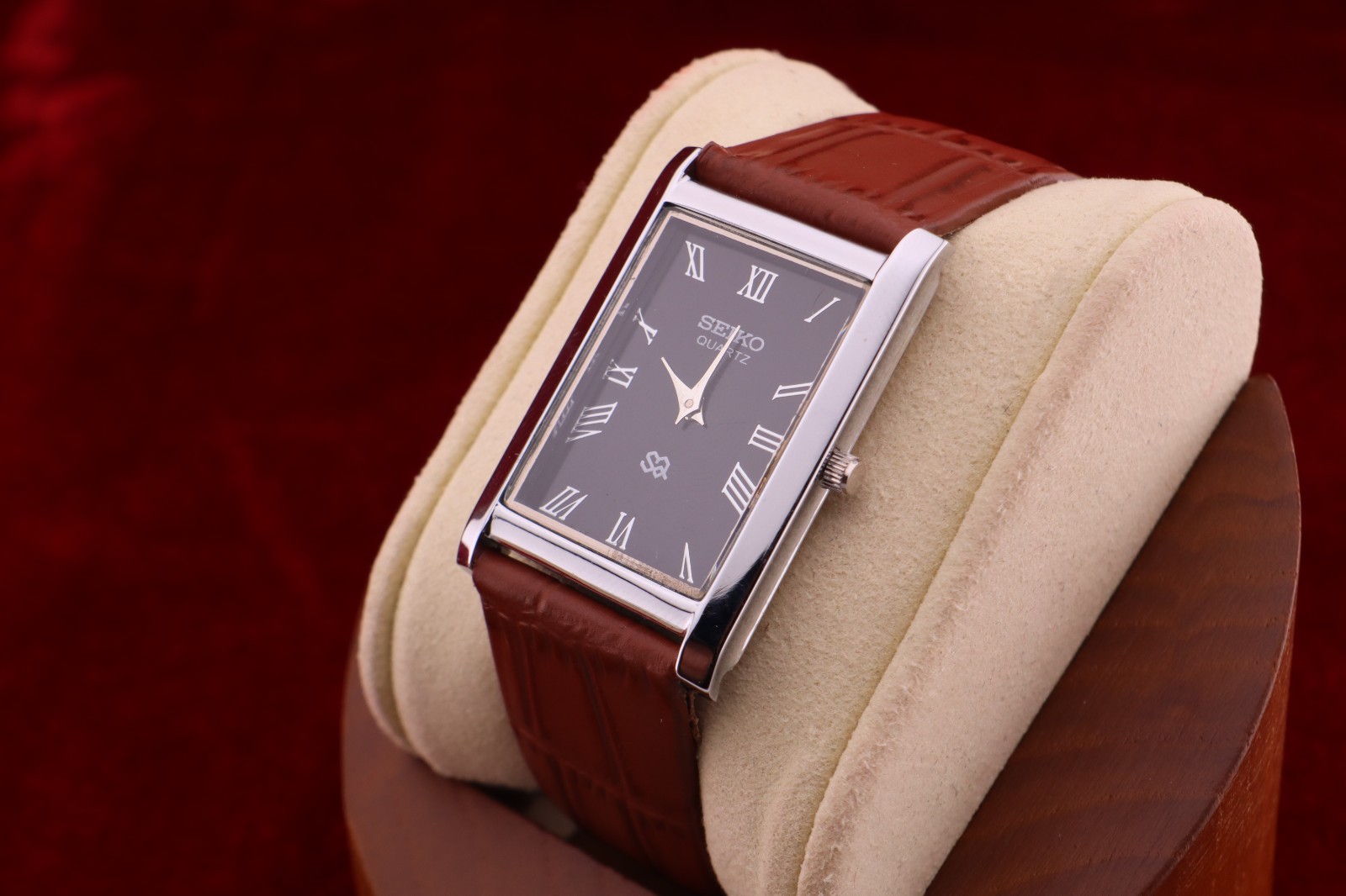 ⌚✨ Vintage Seiko Slim Quartz Gentlemen’s Black Dial , Light Brown Dress Watch
