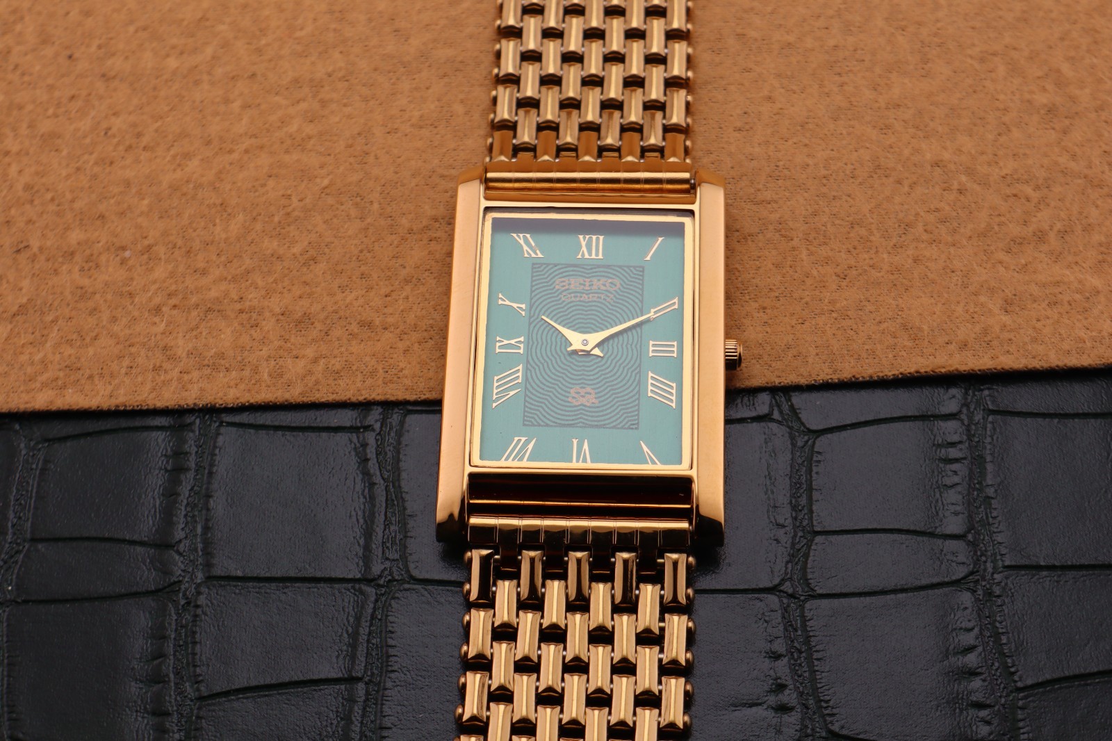 Vintage Seiko Slim Quartz Men’s Wrist Watch Green Dial with Gold Bracelet.