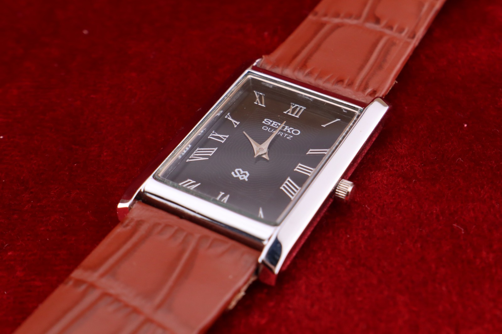 ⌚✨ Vintage Seiko Slim Quartz Gentlemen’s Black Dial , Light Brown Dress Watch