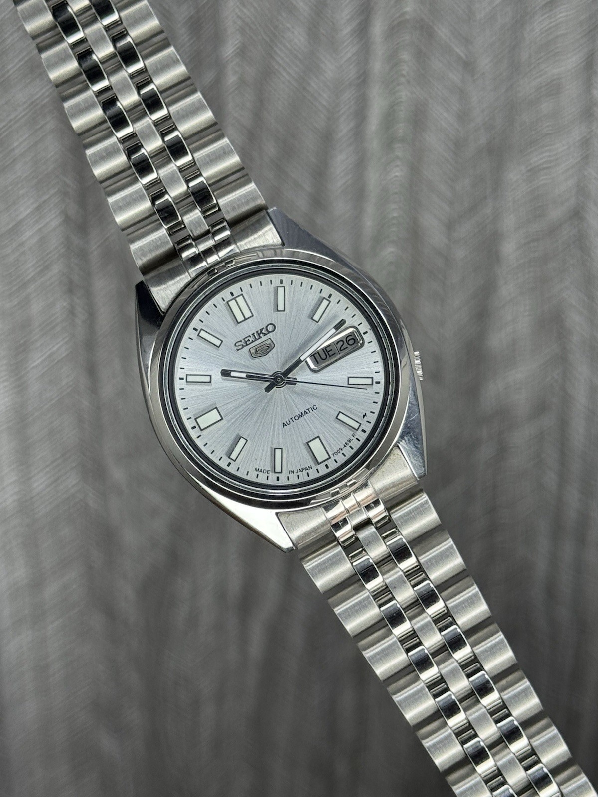 Seiko 5 SNXS73 Automatic 7009-3040 Silver Dial 17 Jewels Men’s Wristwatch Japan.