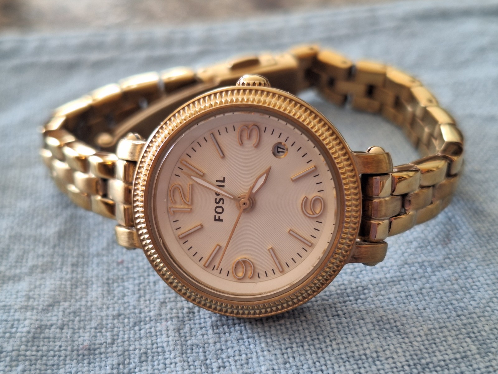 Need Battery Fossil 26mm Round White Face Gold color Stainless Wrist Watch 7″