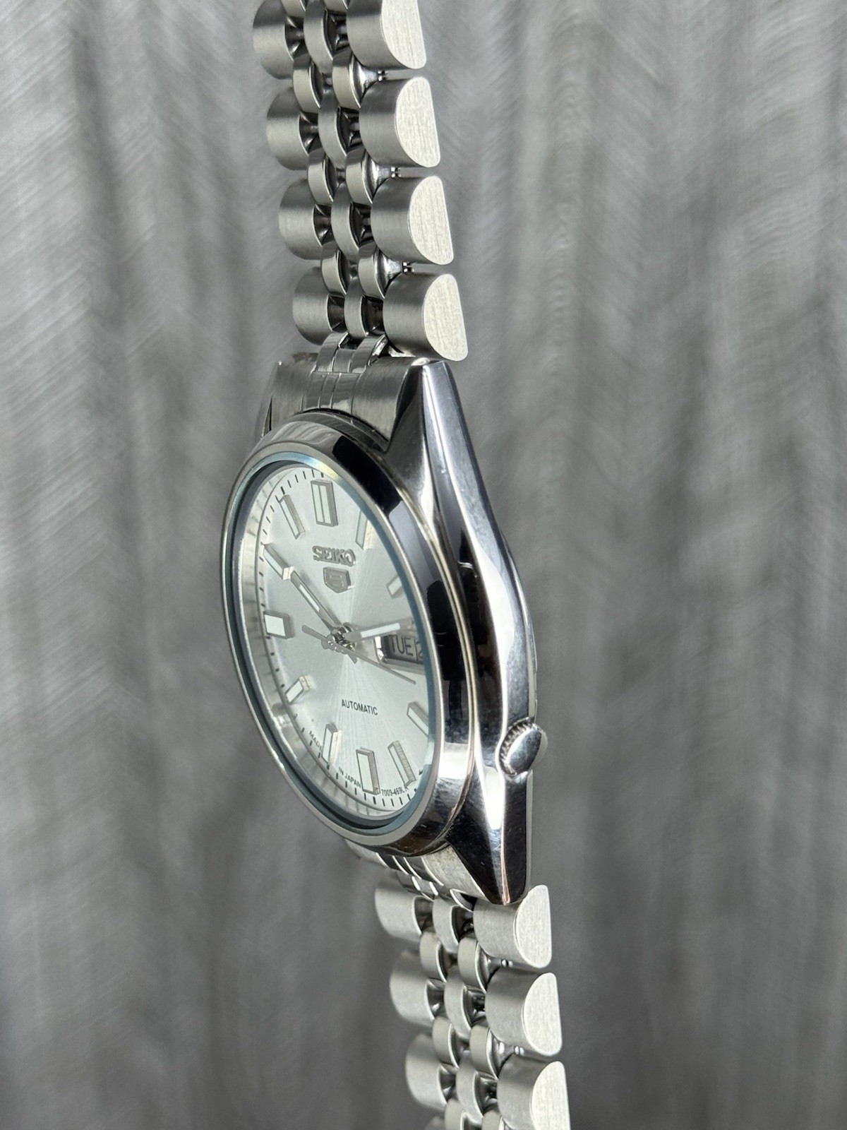 Seiko 5 SNXS73 Automatic 7009-3040 Silver Dial 17 Jewels Men’s Wristwatch Japan.