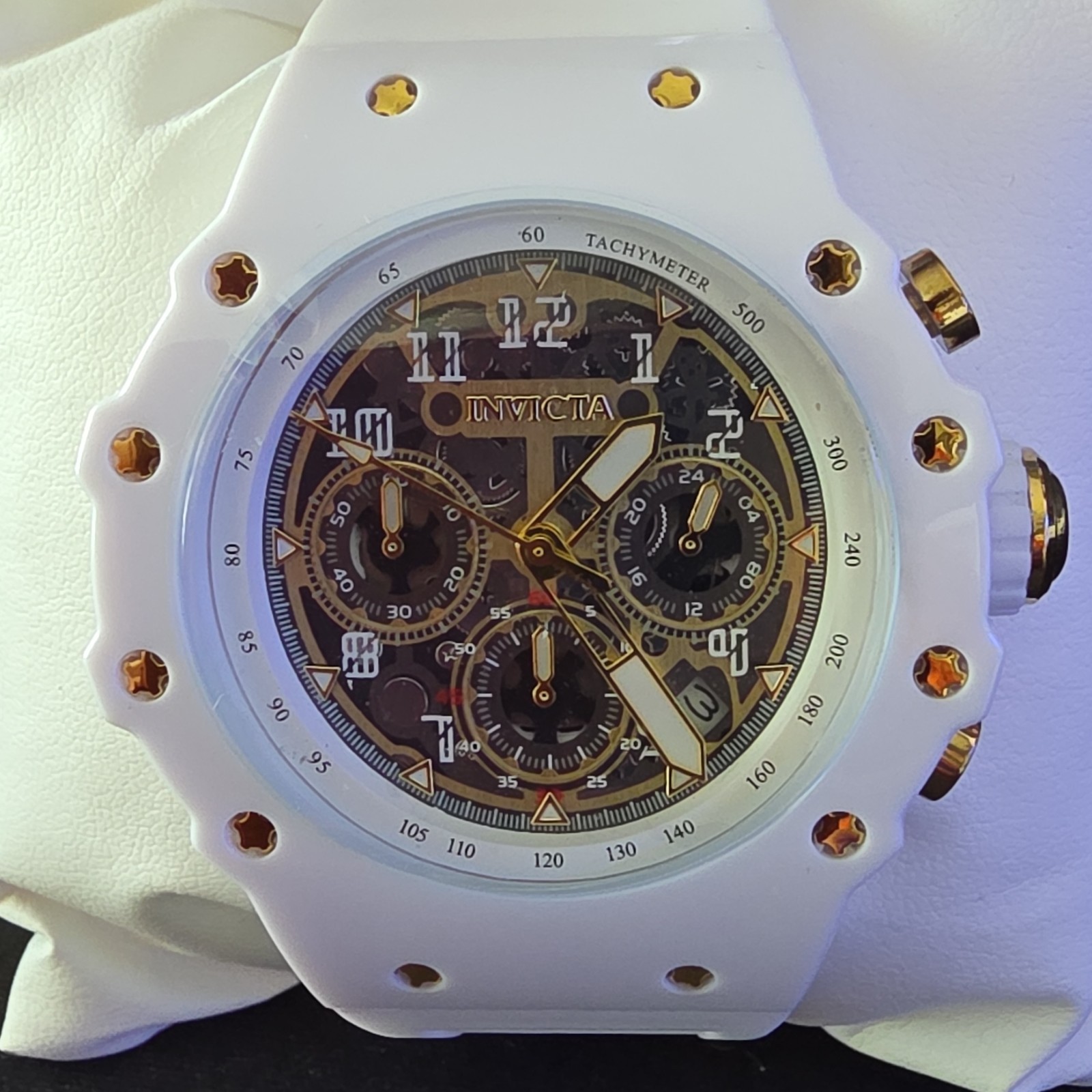 Invicta Racing Vaulthan Men’s Watch Tachymeter Date White Silicone Strap and Box