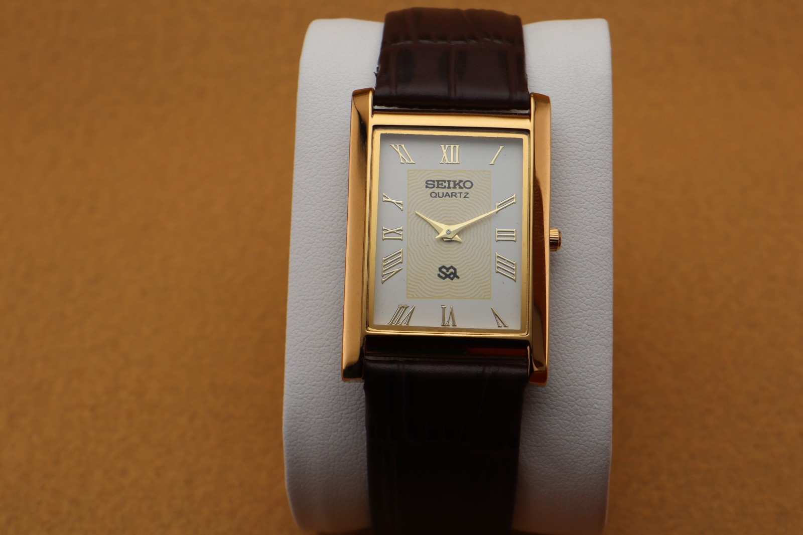 Vintage Seiko Slim Quartz Men’s Wrist Watch White Dial with Dark Brown Strap.