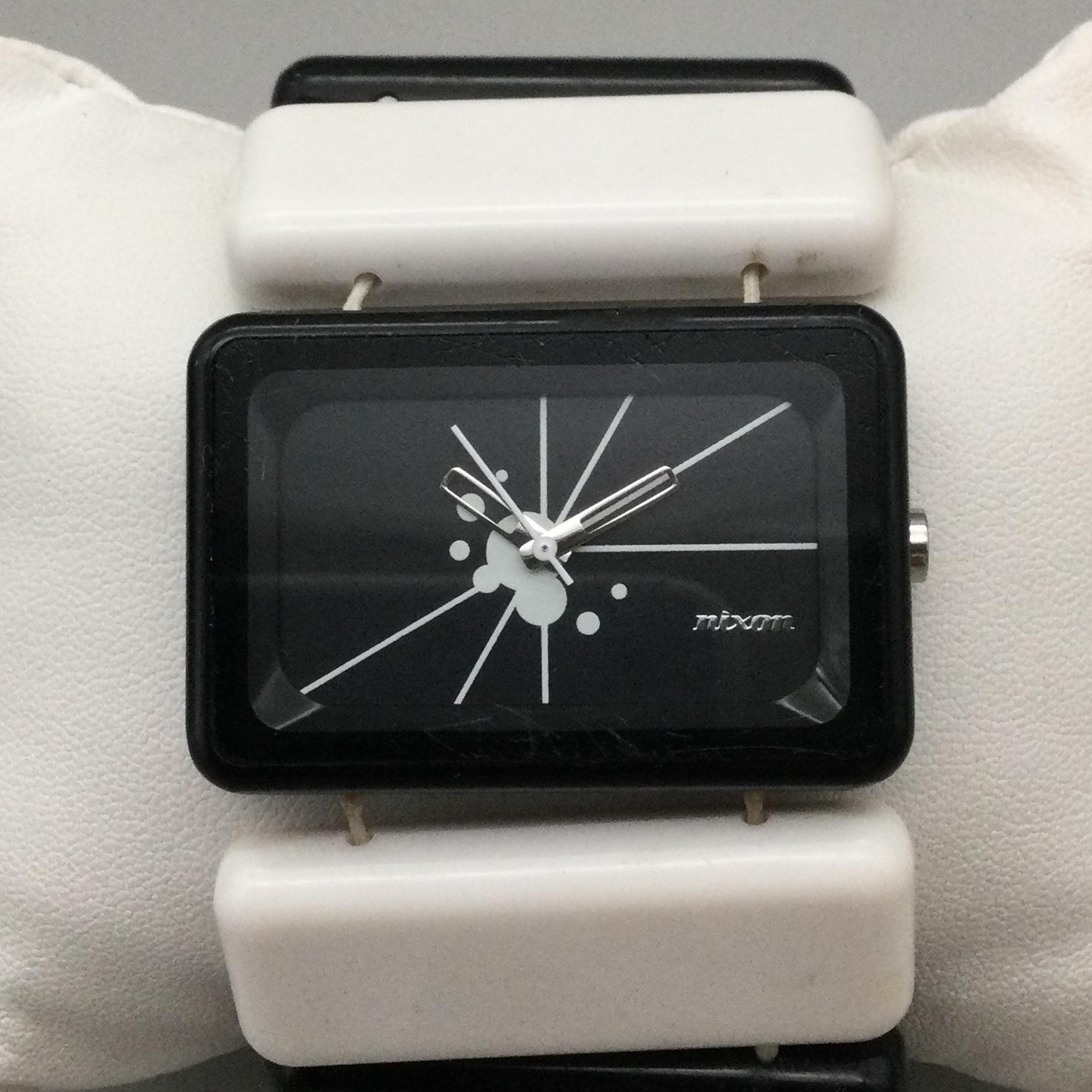 Nixon The Vega Womens Watch 43mm Black Dial Black White Stretch Band New Battery
