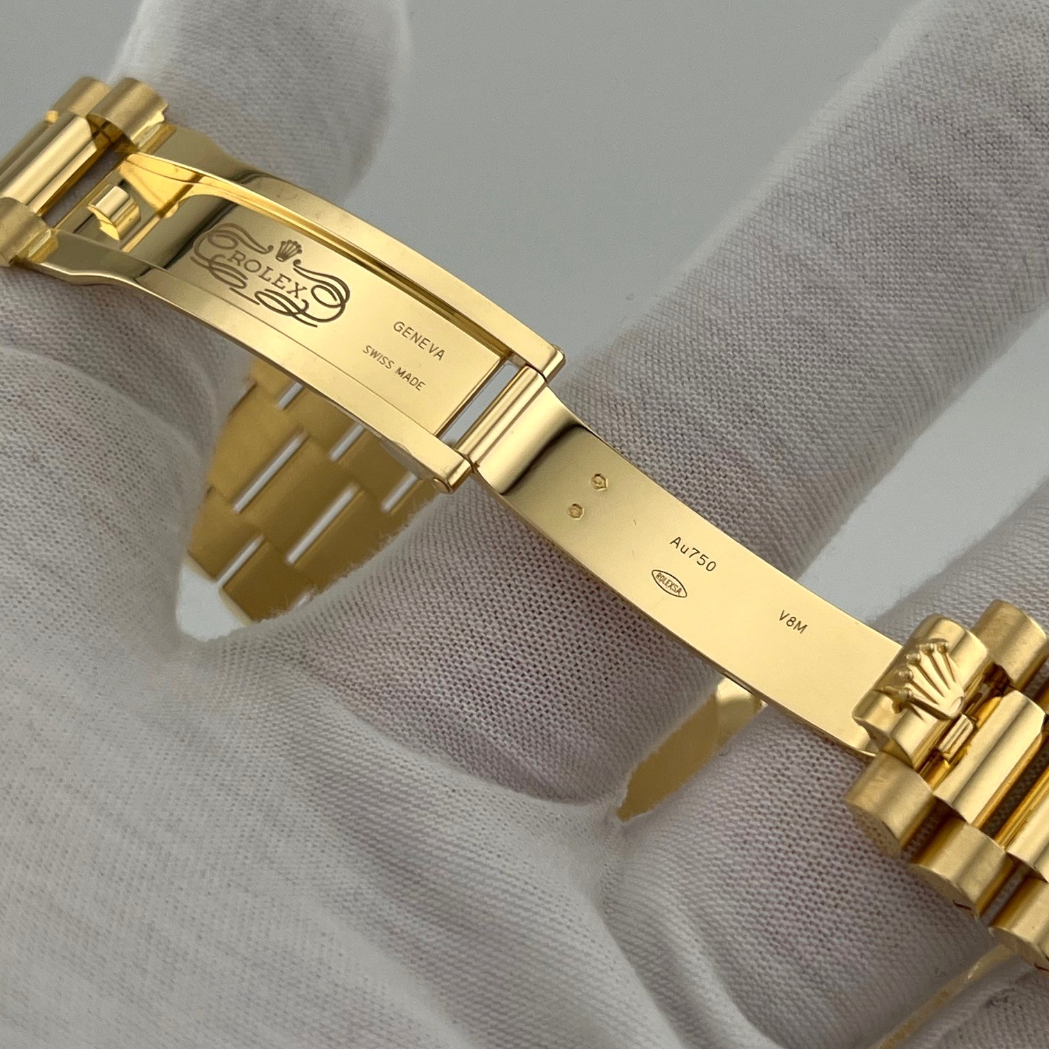2025 Rolex Day Date President 228238 40mm Factory Baguette Diamond Dial 18k Gold