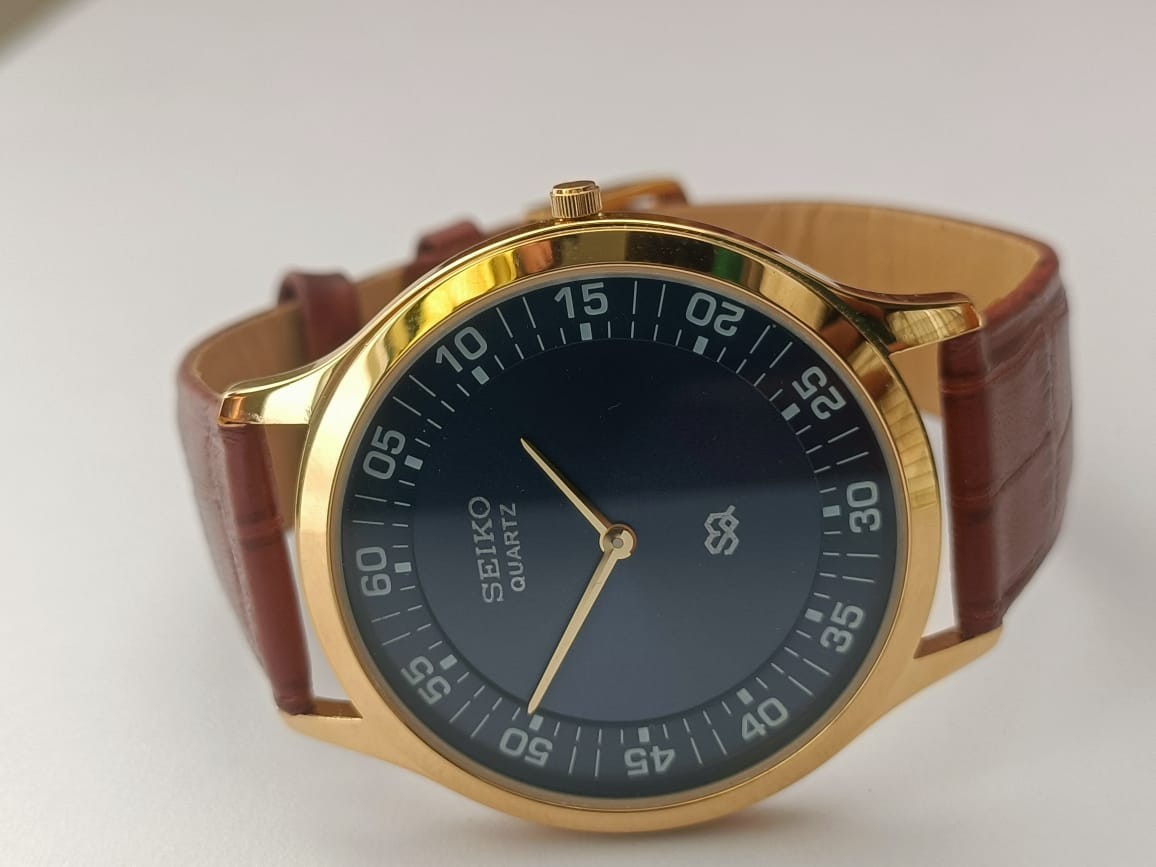 Vintage Seiko Quartz Japan Made Blue Dial Men’s Wrist Watch Looking Good