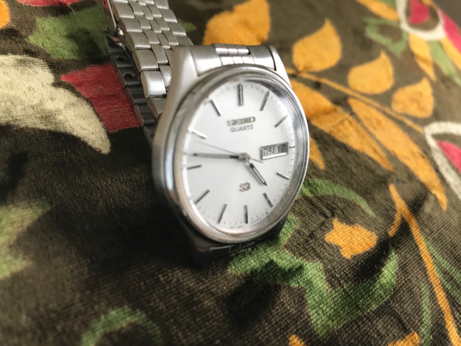Vintage Seiko SQ 5Y23-8049 Quartz Day-Date Linen Silver Dial