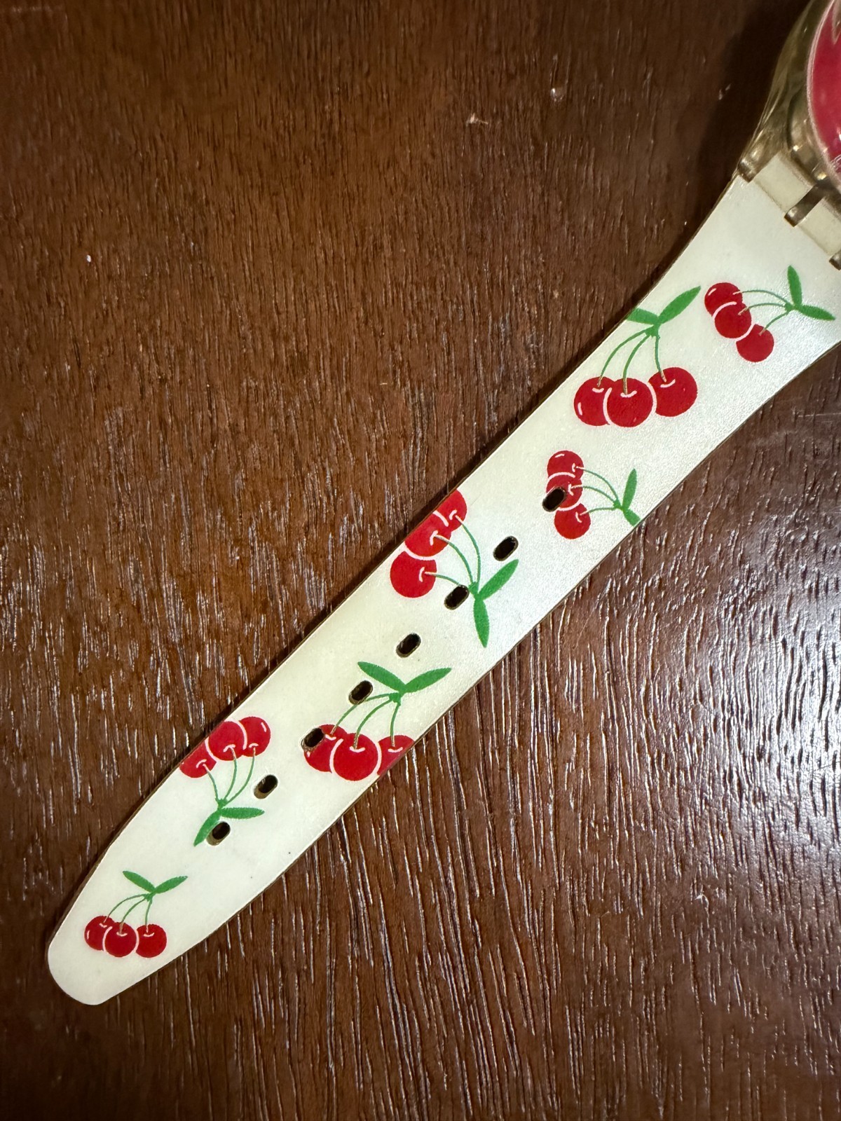 2005 Swatch Cherry Gloss GE171 Gent Silver Sunburst Dial Red Summer Watch