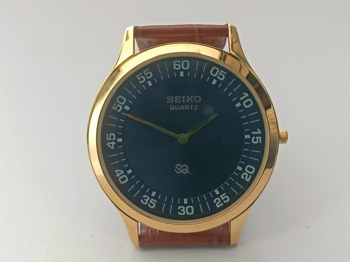 Vintage Seiko Quartz Japan Made Blue Dial Men’s Wrist Watch Looking Good