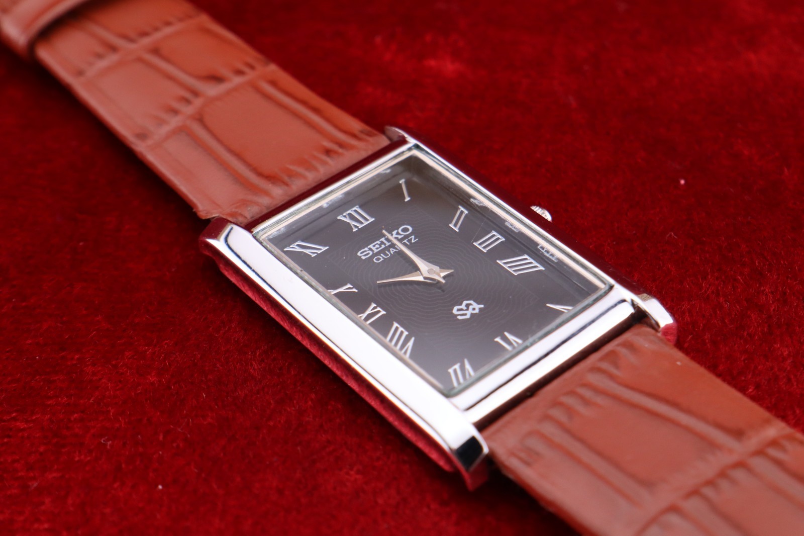 ⌚✨ Vintage Seiko Slim Quartz Gentlemen’s Black Dial , Light Brown Dress Watch