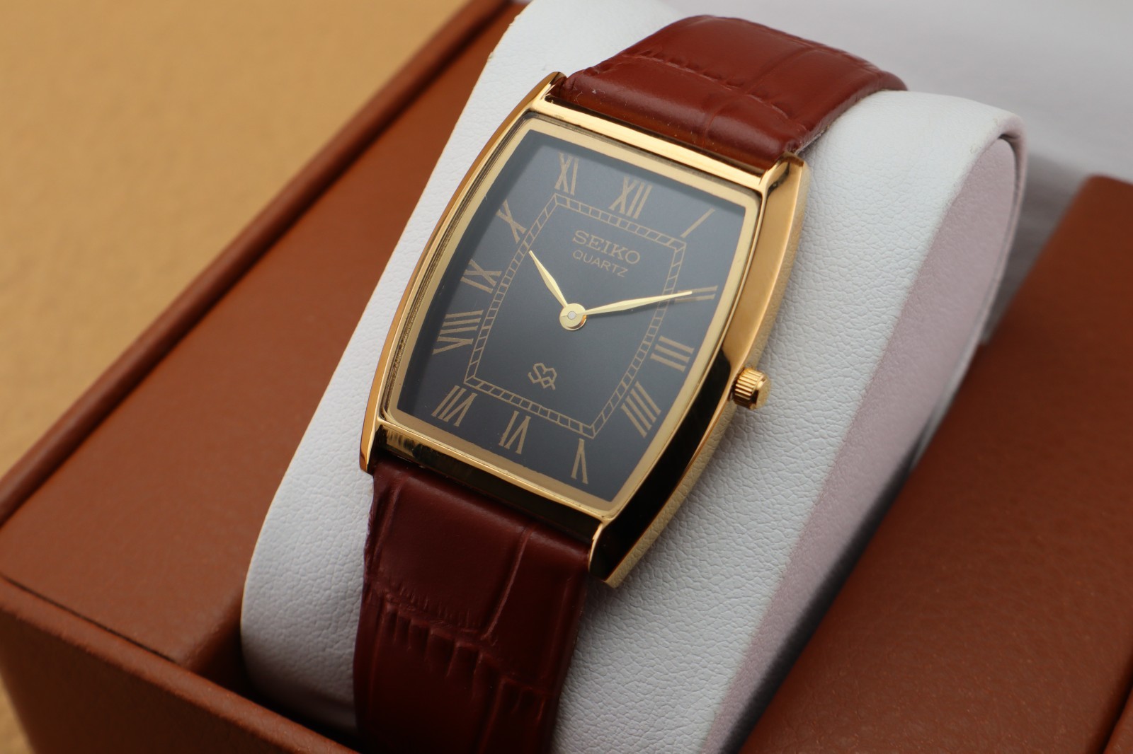 Vintage Seiko Slim Quartz Men’s Wrist Watch Black Dial with Light Brown Strap.