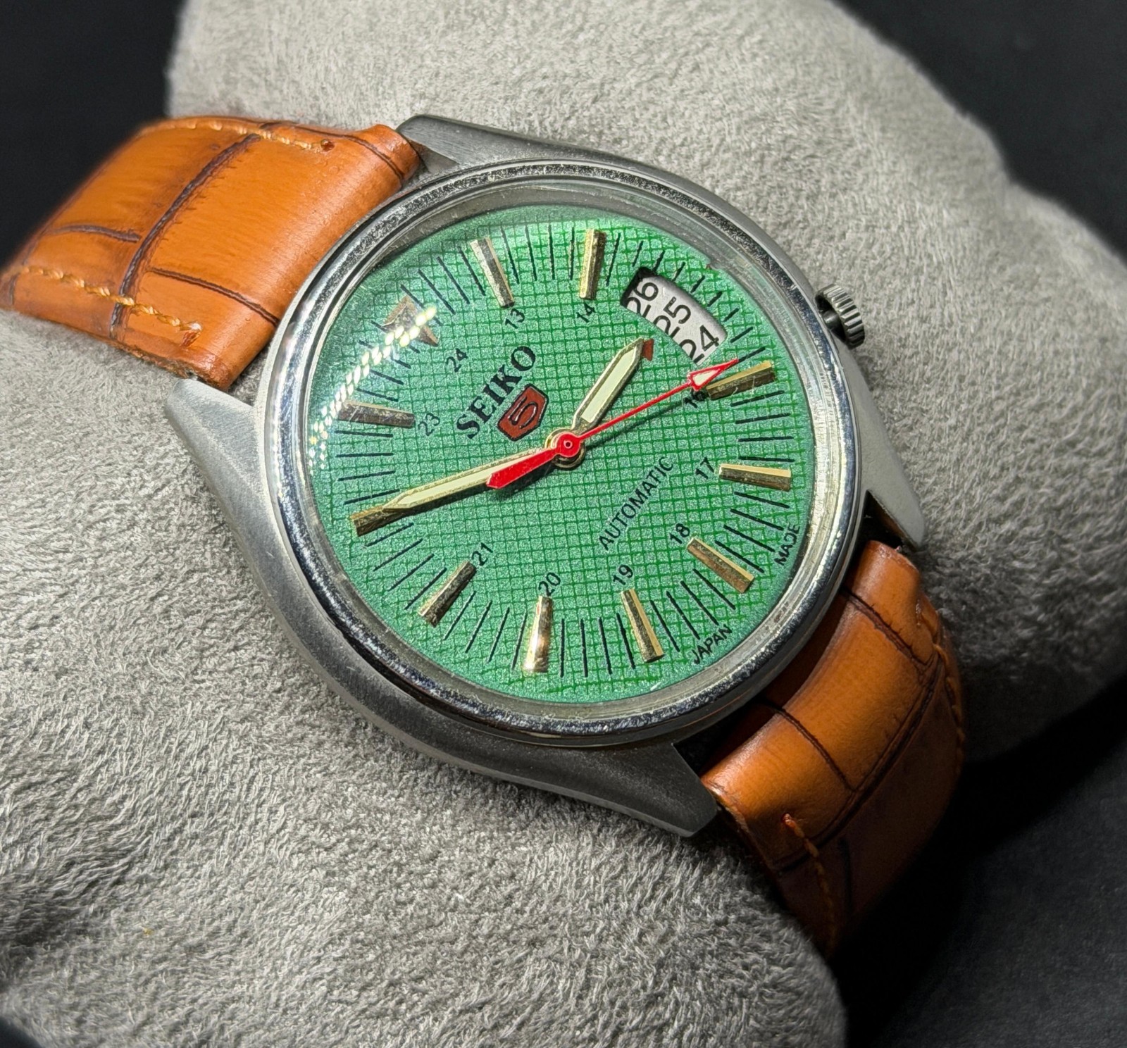 Vintage Seiko 5 Automatic Day/Date Japanese Men’s Wrist Watch