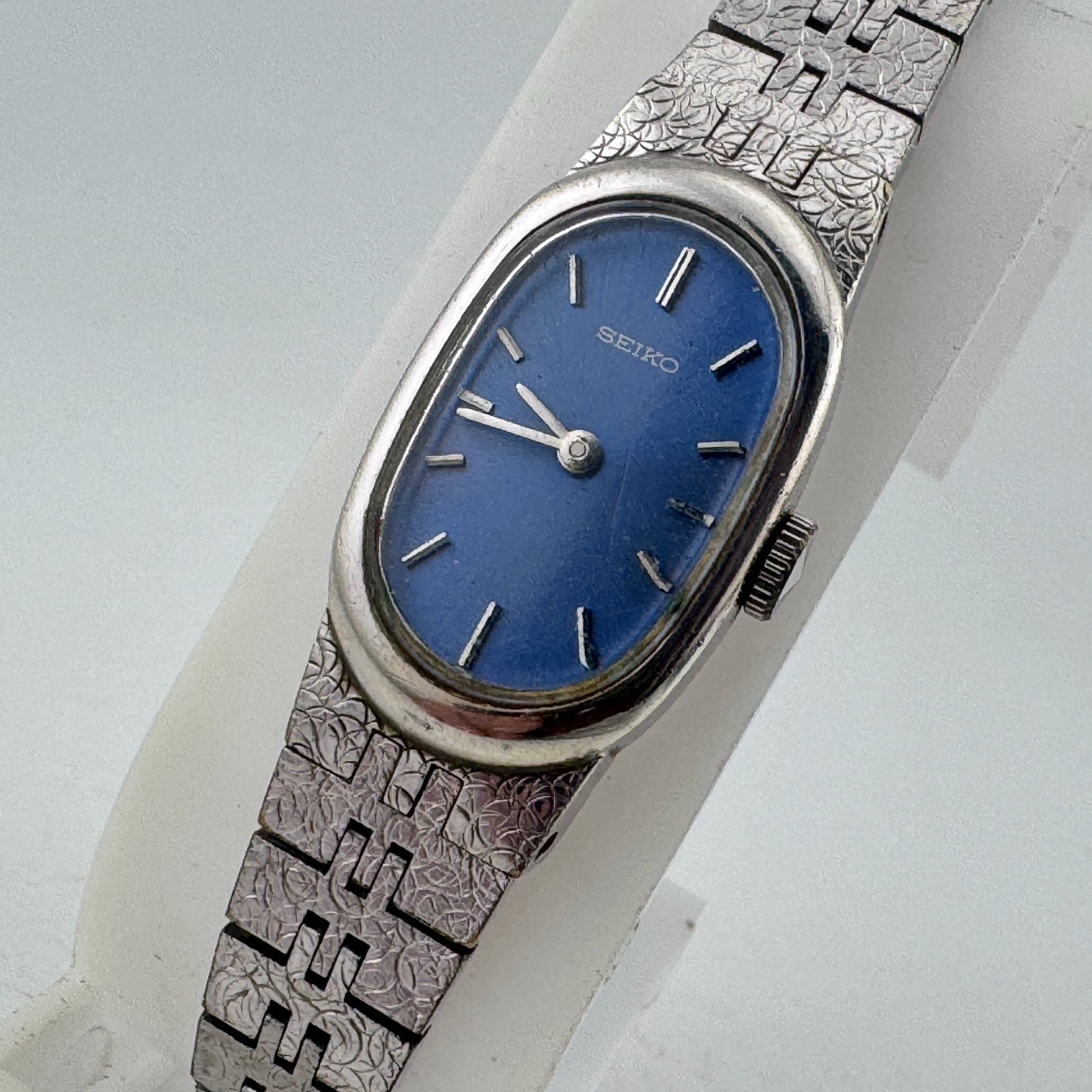 VTG Seiko Watch 11-8300 Women Hand Winding Mechanical Silver Blue 17 Jewels 7″