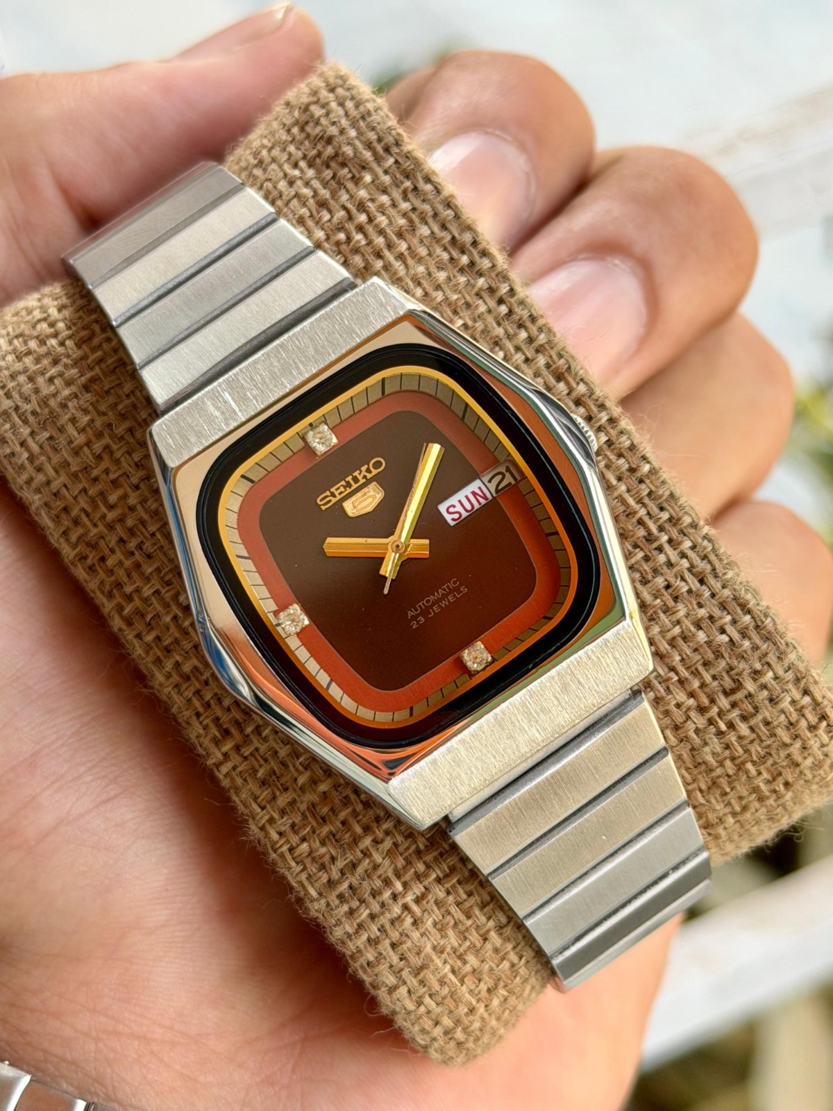 Vintage Seiko 5 Automatic 23 Jewels Day Date burgundy Dial Square Men’s Watch…