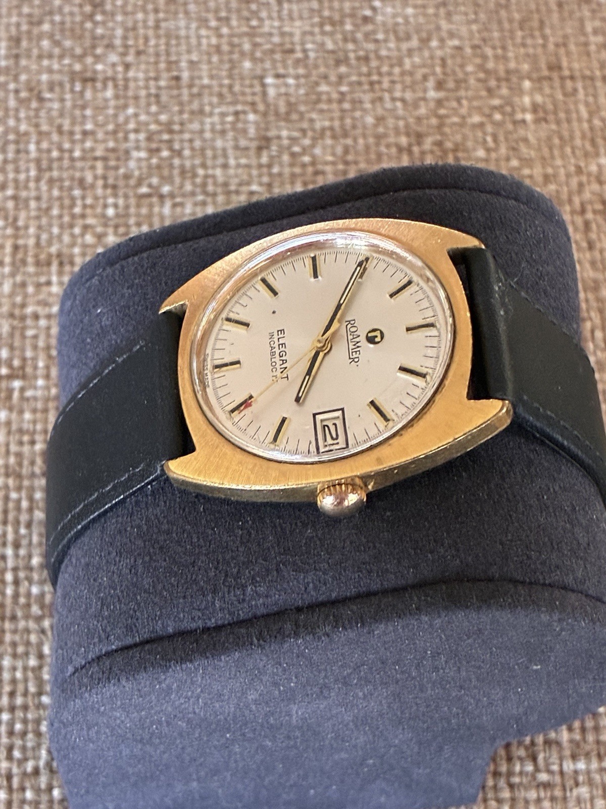 Vintage 1970s Roamer Elegant Mechanical Swiss Watch Red Arrow Sweep Second Date