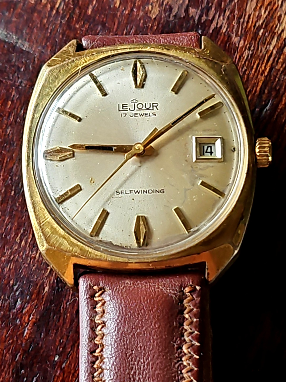 Vintage Gold Tone Le Jour 17 Jewels Incabloc W/Date Self Winding Watch EXCELLENT
