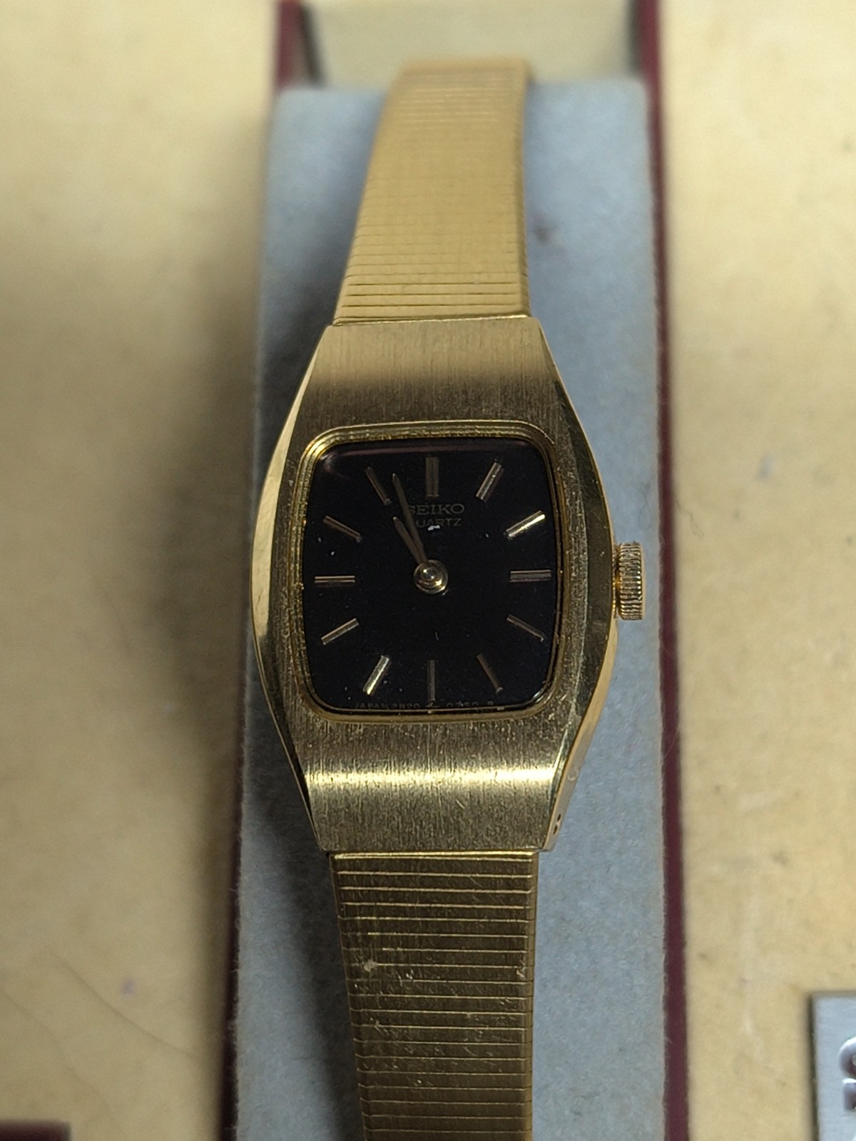 Vtg SEIKO Ladies Quartz Watch New Old Stock SZT098 2B20 Black Gold Mesh Box Tag
