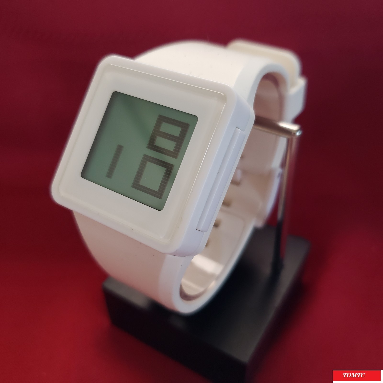 Nixon “The Newton Digital” (White) 30M China Movement w/ Case[11l]