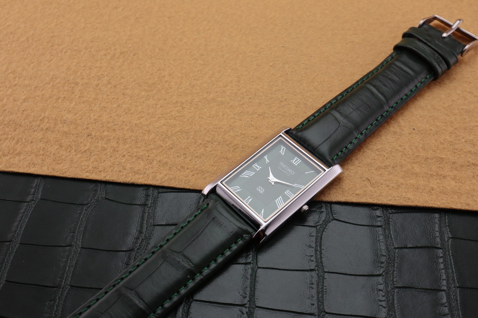 Vintage Seiko Slim Quartz Men’s Wrist Watch Green Dial with Green Strap.