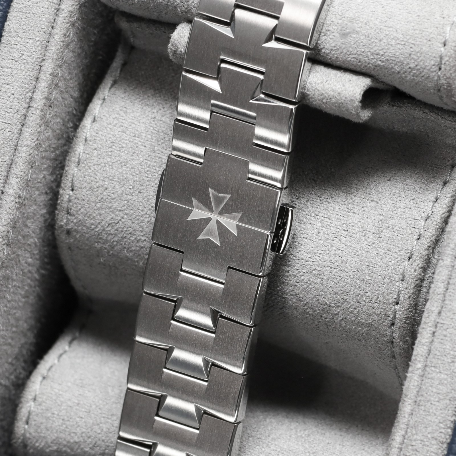 Vacheron Overseas 41mm 2025 Complete Steel Black Dial 4520V/210A-B483