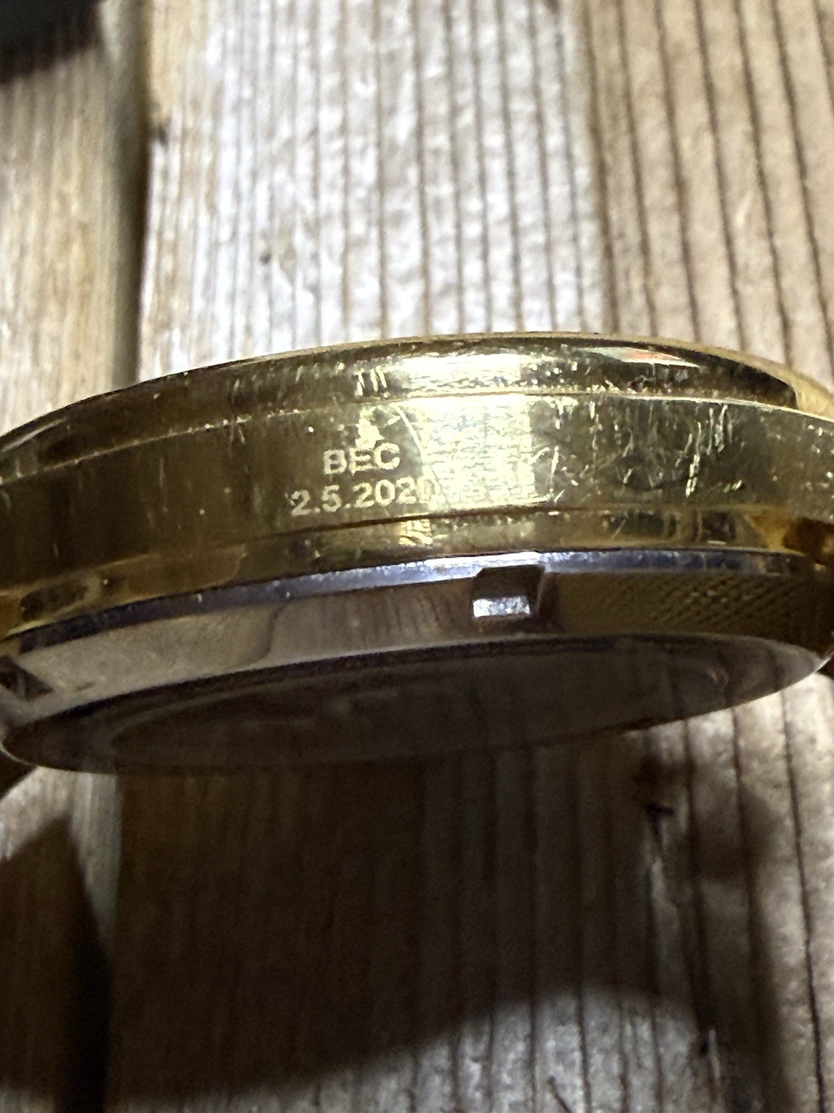 About Vintage (AV88) Gold Tone 1971 Swiss Auto Wristbands 40mm Beautiful.