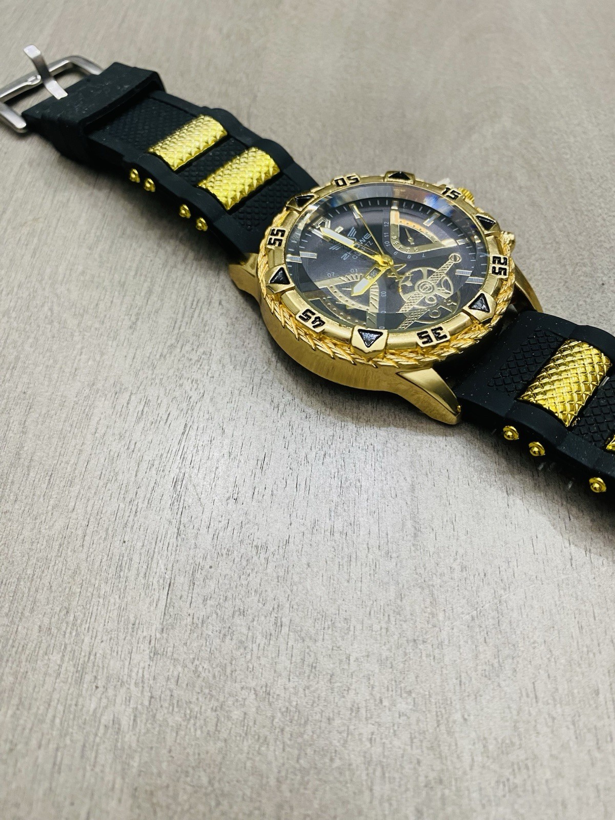 2Haw Quartz Men’s Analog Watch Black/Gold Dial Gold Tone Case Rubber Strap