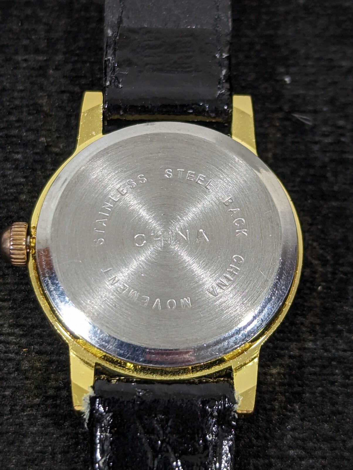 Womans Black Dial Round Gold Tone Case Black Leather Band Watch 6.75 In