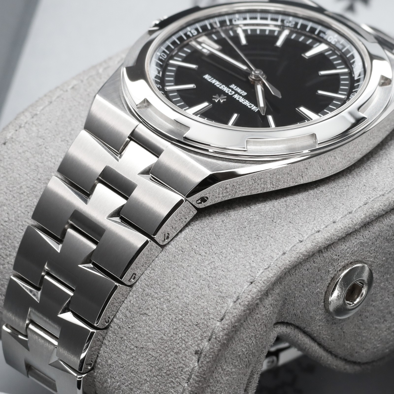 Vacheron Overseas 41mm 2025 Complete Steel Black Dial 4520V/210A-B483