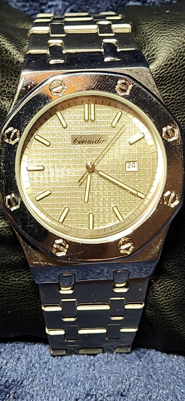 Cornudir Unisex Quartz Analog Tapisserie Silver Dial Octagon Bracelet Date