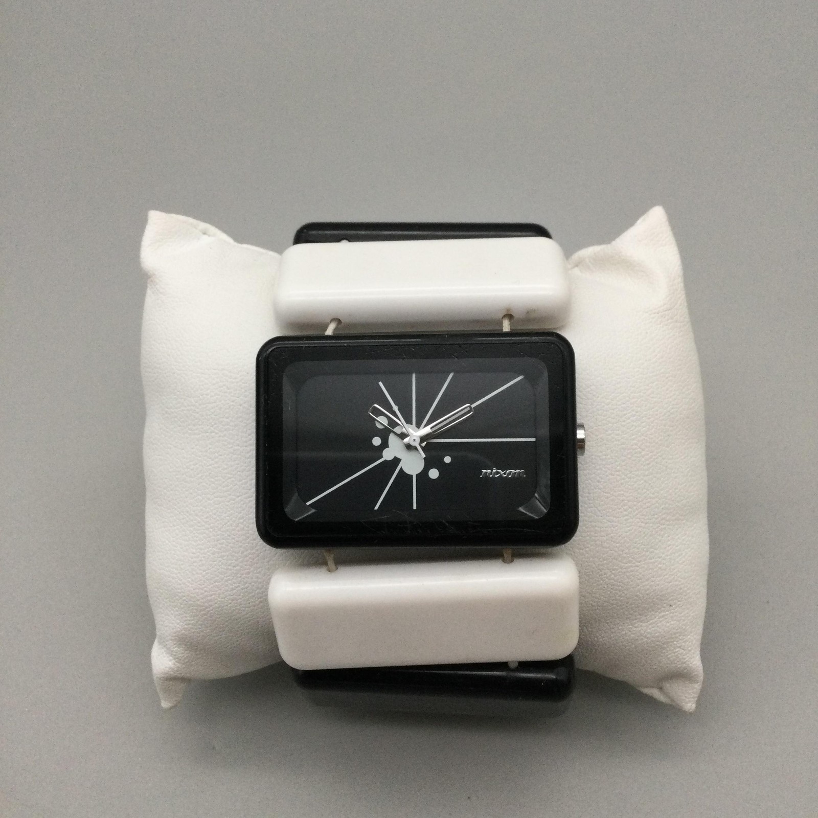 Nixon The Vega Womens Watch 43mm Black Dial Black White Stretch Band New Battery