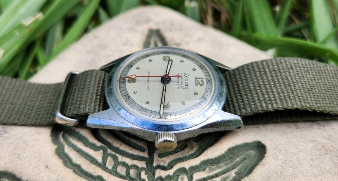 Vtg 1970’s Zodiac Incasecurit Hermetic 15J Men’s 30mm Watch Mechanical Bullseye!