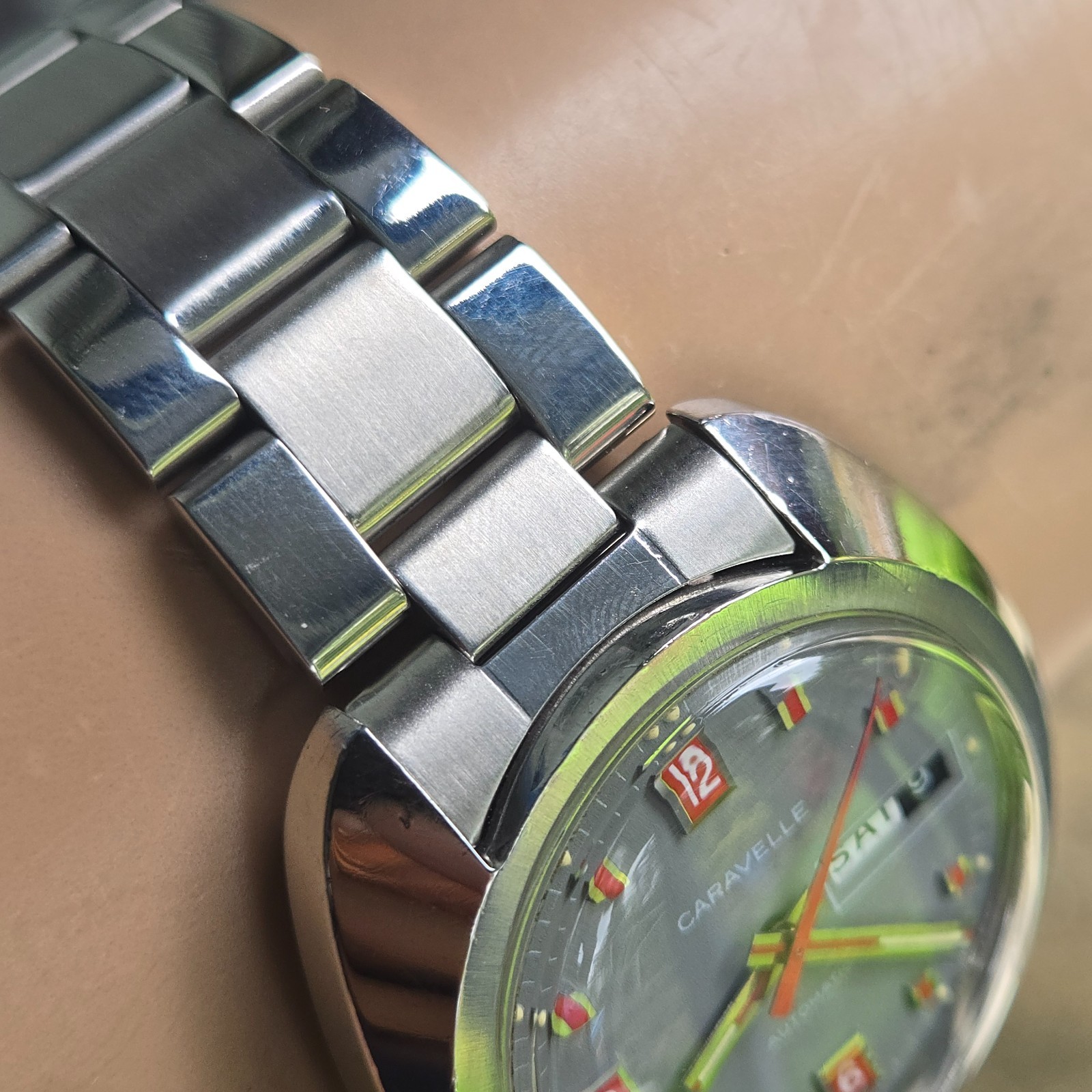 Vintage CARAVELLE men’s automatic watch day/date Grey dial red hour markers 1973