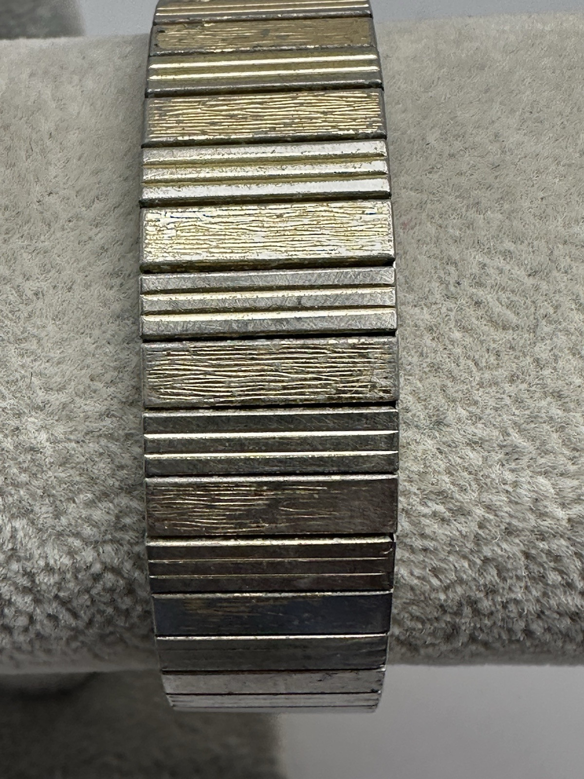 Bulova 92D32 P7 1987 New Battery 31MM 7″ Stretch Band F27