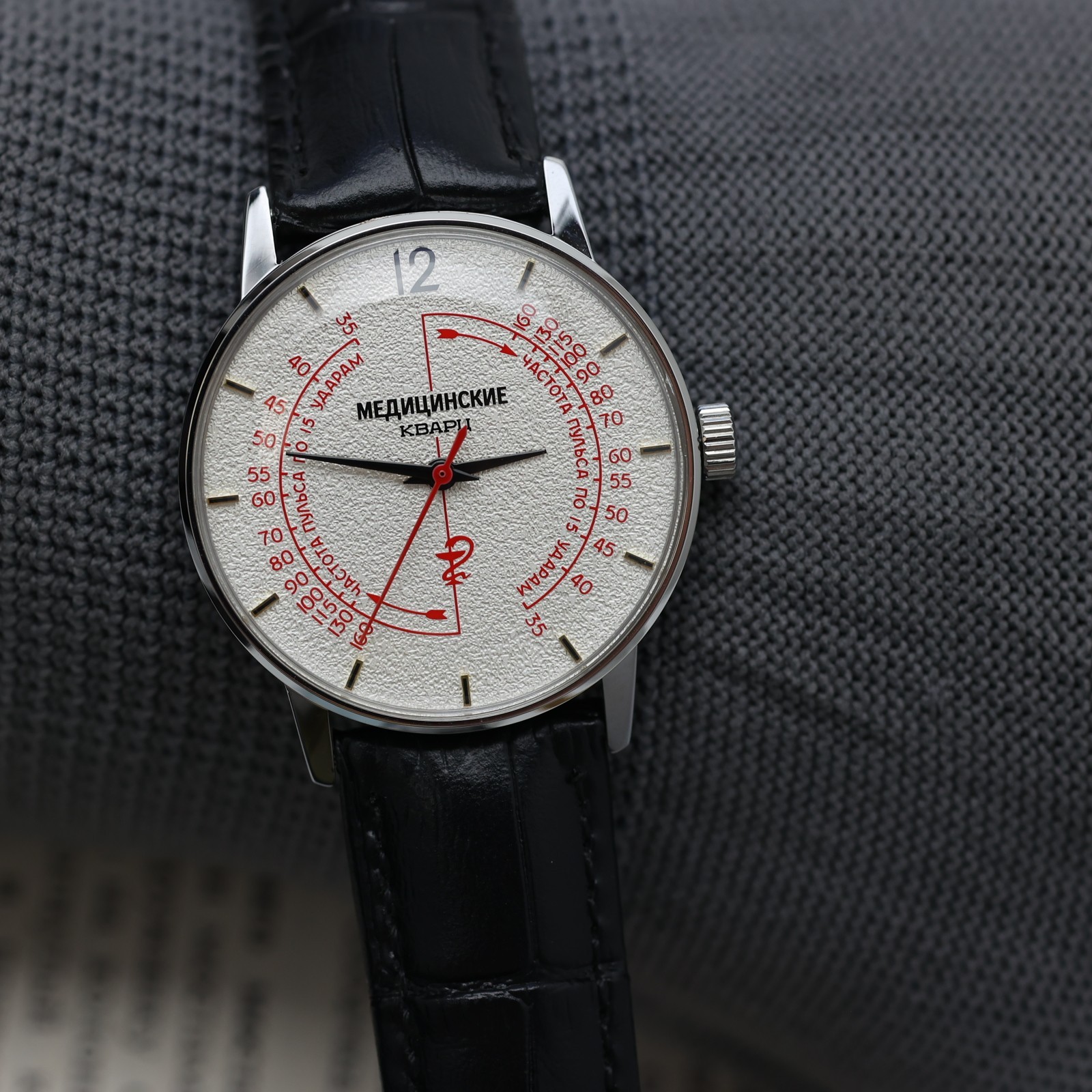 PULSOMETER watch MEDICAL. Quartz 35mm. SOVIET Raketa style