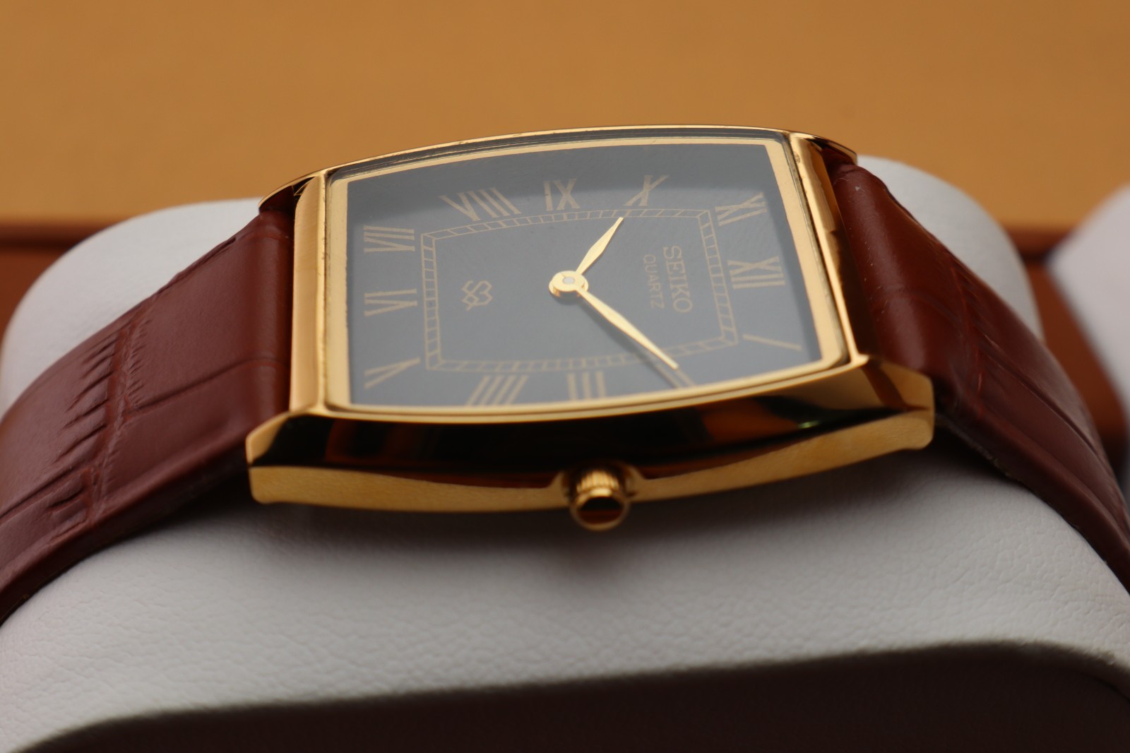 Vintage Seiko Slim Quartz Men’s Wrist Watch Black Dial with Light Brown Strap.